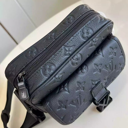ゲッタウェイ メッセンジャーバッグ ブラック モノグラム シャドウ M12516 – LW428