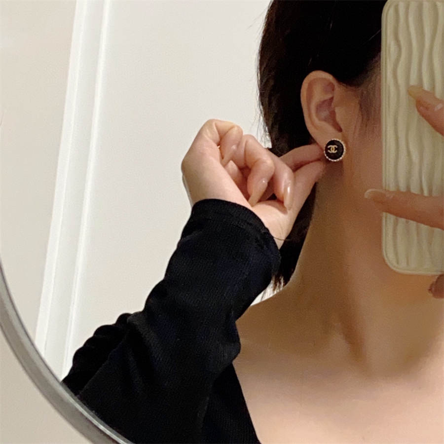 シャネルの上質なブラックイヤリング