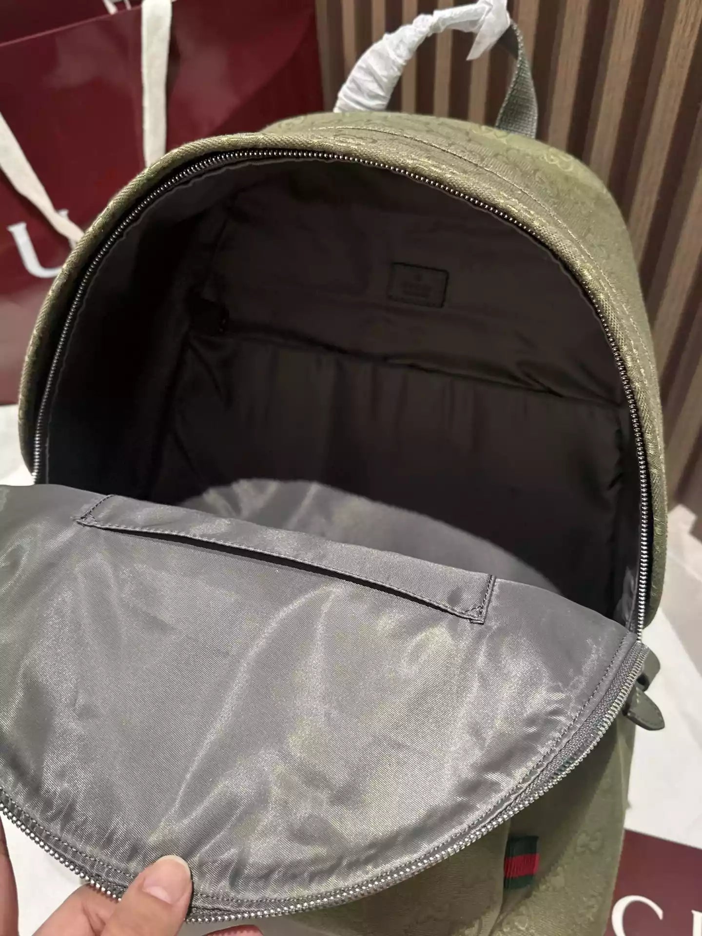 GGエンブレム ミディアム バックパック（ブラック GG キャンバス）– BG064