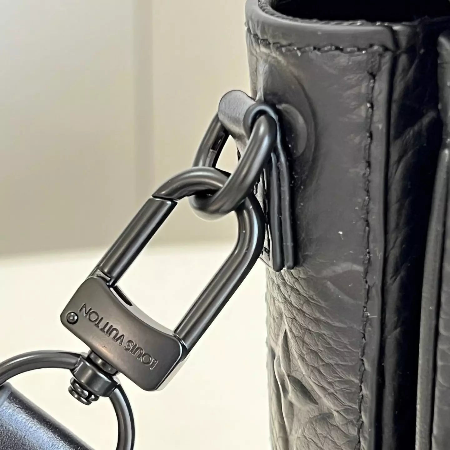 S-Lock 縦型ウェアラブルウォレット（ブラック） – LW261