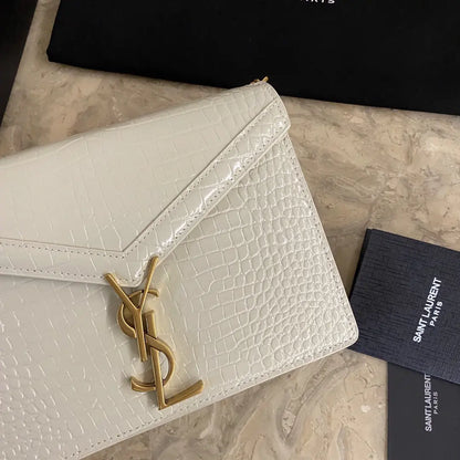 カサンドラ モノグラム クラスプバッグ（クロコダイルエンボス加工シャイニーレザー製）