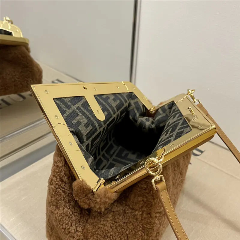 フェンディ ラムウール ファーストバッグ