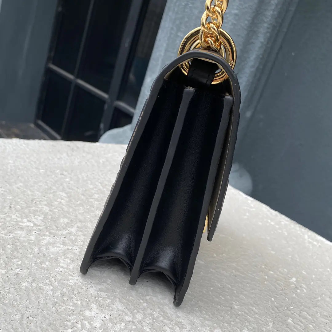 ショルダーバッグの時はスリット