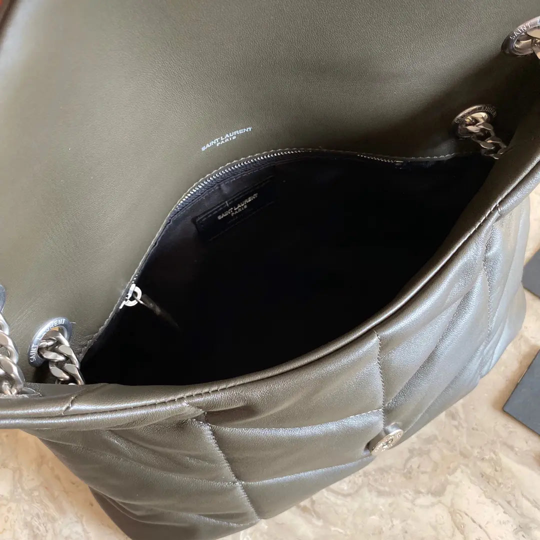 キルティングラムスキンのパファーミディアムバッグ