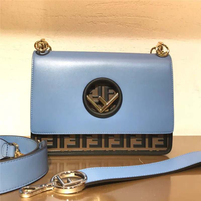 ショルダーバッグの時はスリット