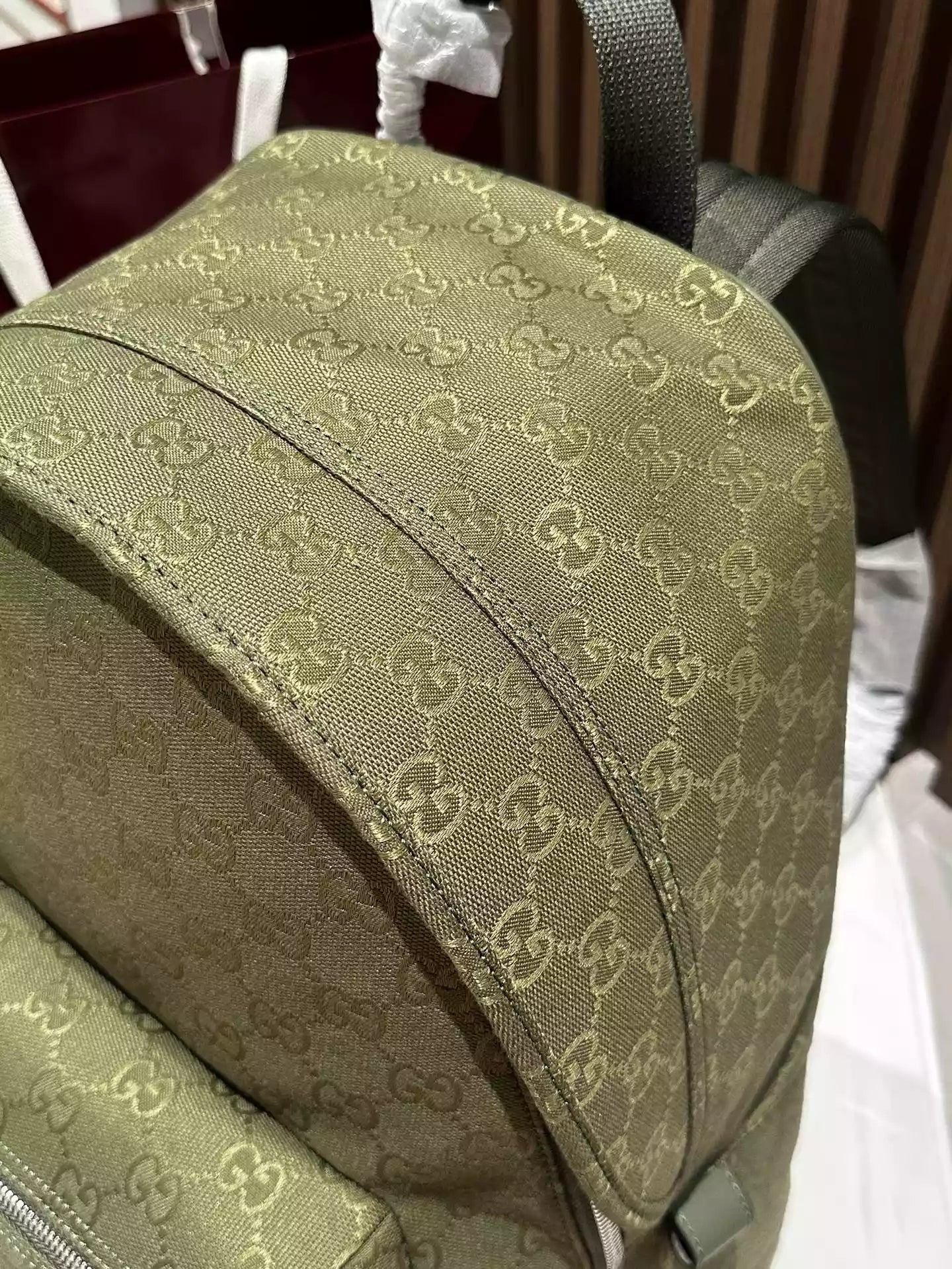 GGエンブレム ミディアム バックパック（ブラック GG キャンバス）– BG064