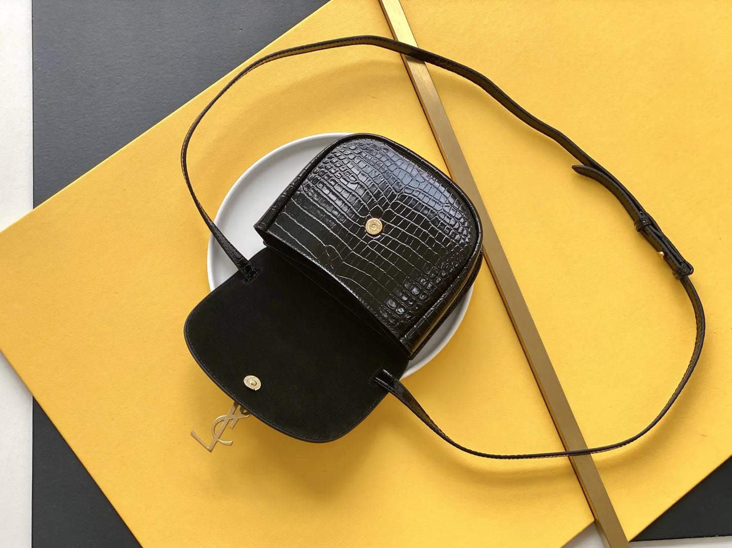 KAIA スモールサッチェル（スムースヴィンテージレザー）