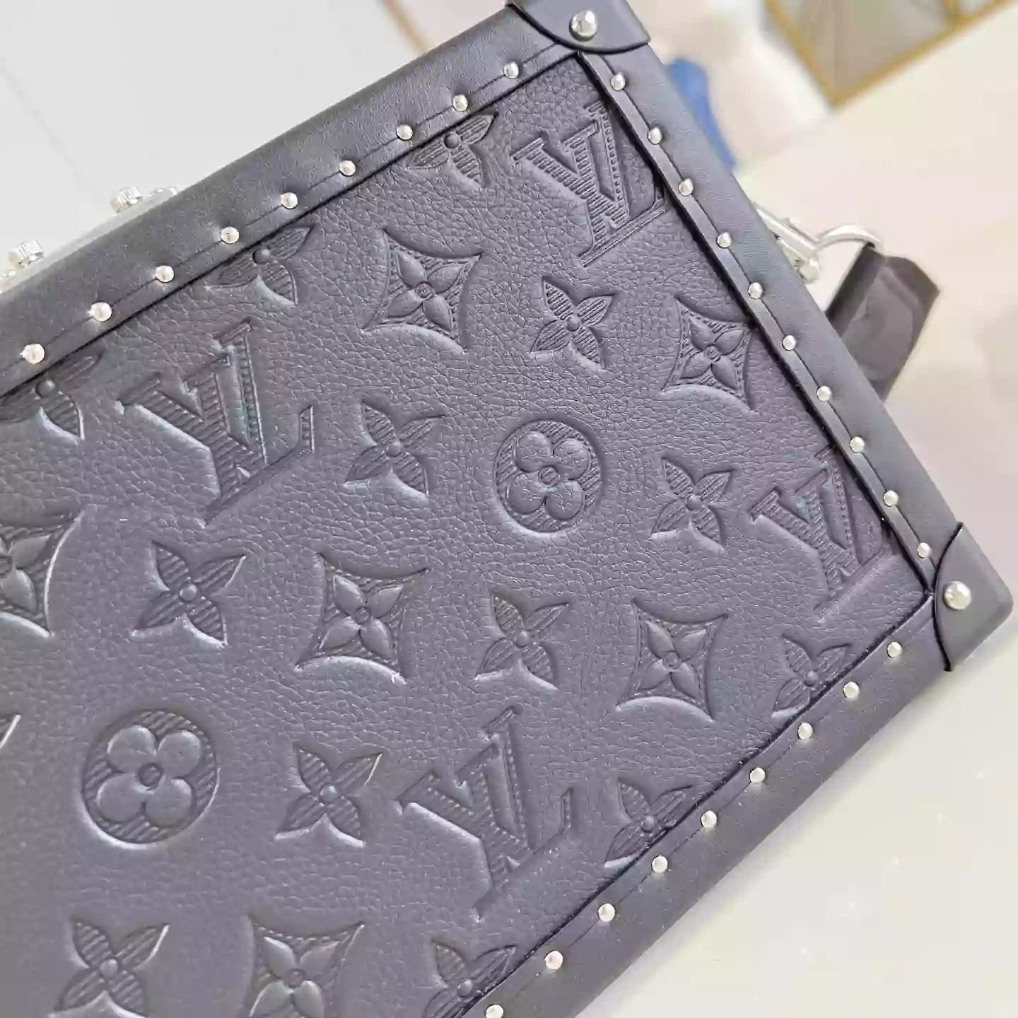 クラッチボックス ブラック モノグラム シャドウ カウハイドレザー M12876 – LW275