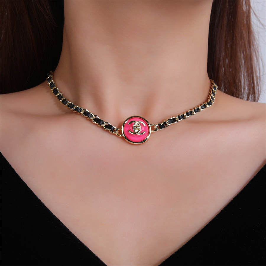 シャネルのピンクのラブレザー編み込み鎖骨ネックレス