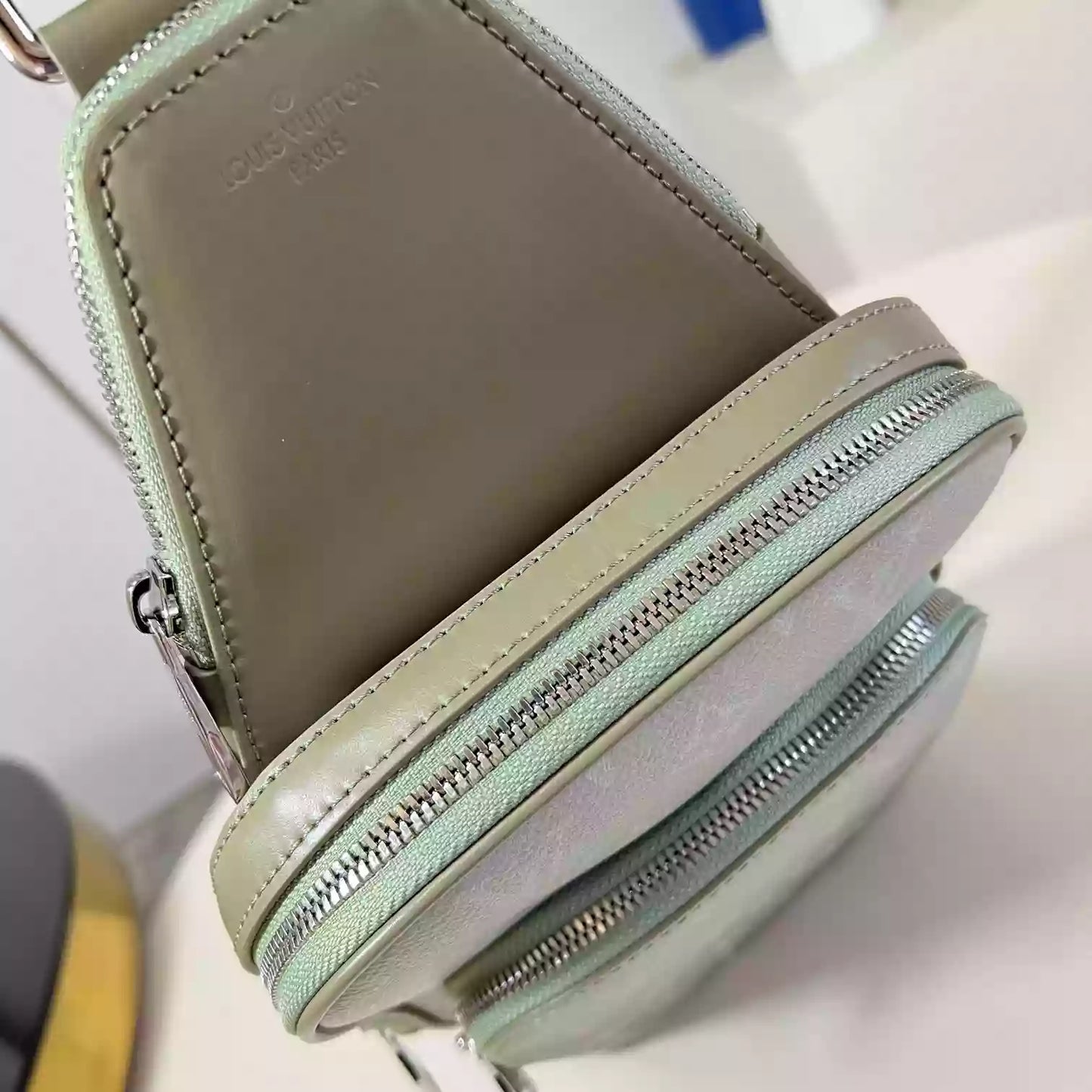 アベニュー スリングバッグ カーキ モノグラム グラデーション キャンバス M11702 – LW295