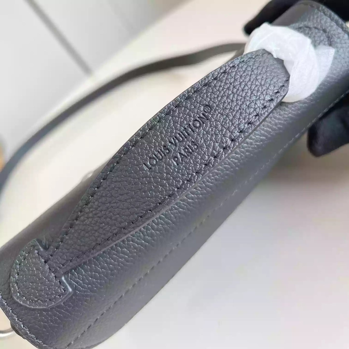 スティーマー イースト ウエスト ウェアラブルウォレット ブラック モノグラム トリヨン M13888 – LW277