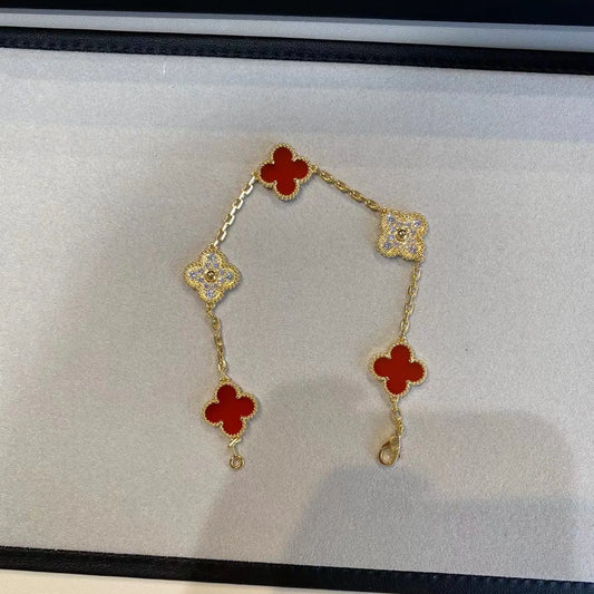 四つ葉のクローバーとカーネリアンのブレスレット