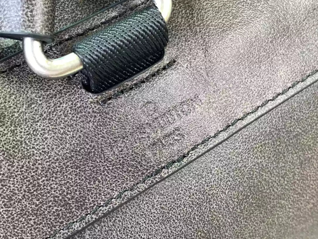 クリストファー MM バックパック ブラック ブラッシュドモノグラム カウハイドレザー – LW159