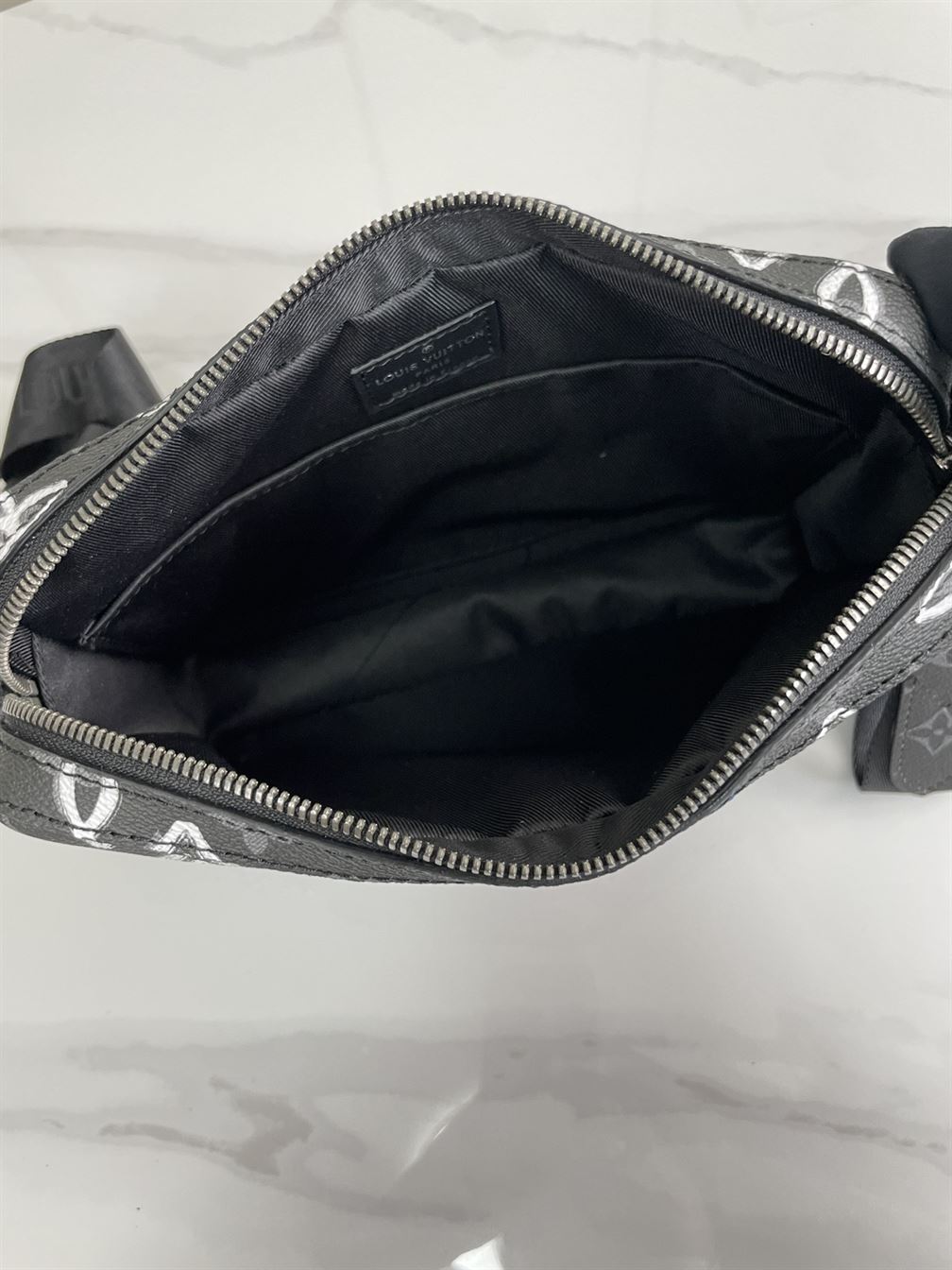 ルイ・ヴィトン トリオ メッセンジャーバッグ – LVB066