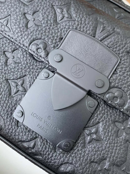 Sロック メッセンジャーバッグ ブラック モノグラムエンボス加工 トリヨンレザー M58489 – LW230