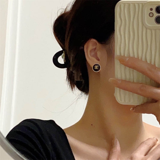 シャネルの上質なブラックイヤリング