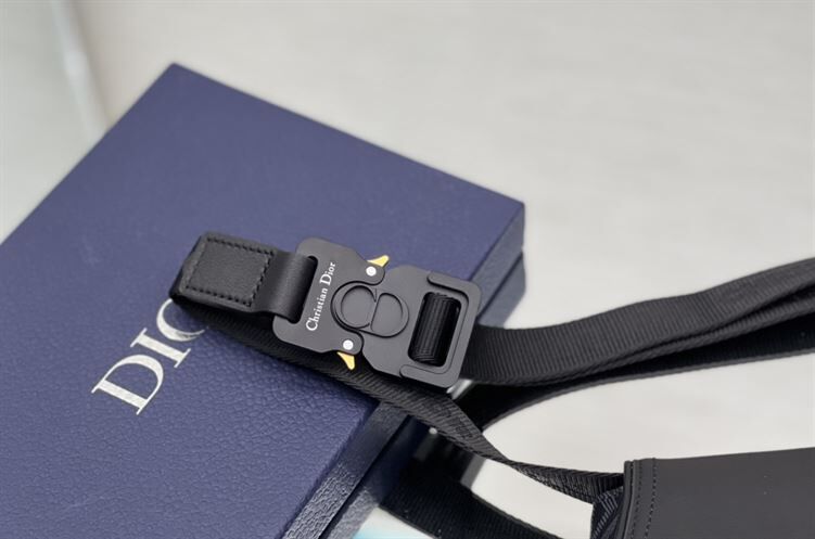 ディオール ミニ サドルバッグ ブラック CD ダイヤモンド キャンバス＆スムースカーフスキン – DIO007