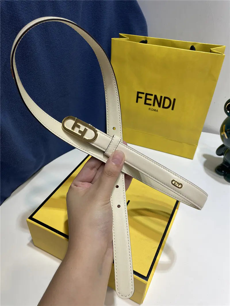 フェンディのループ付きナローベルト