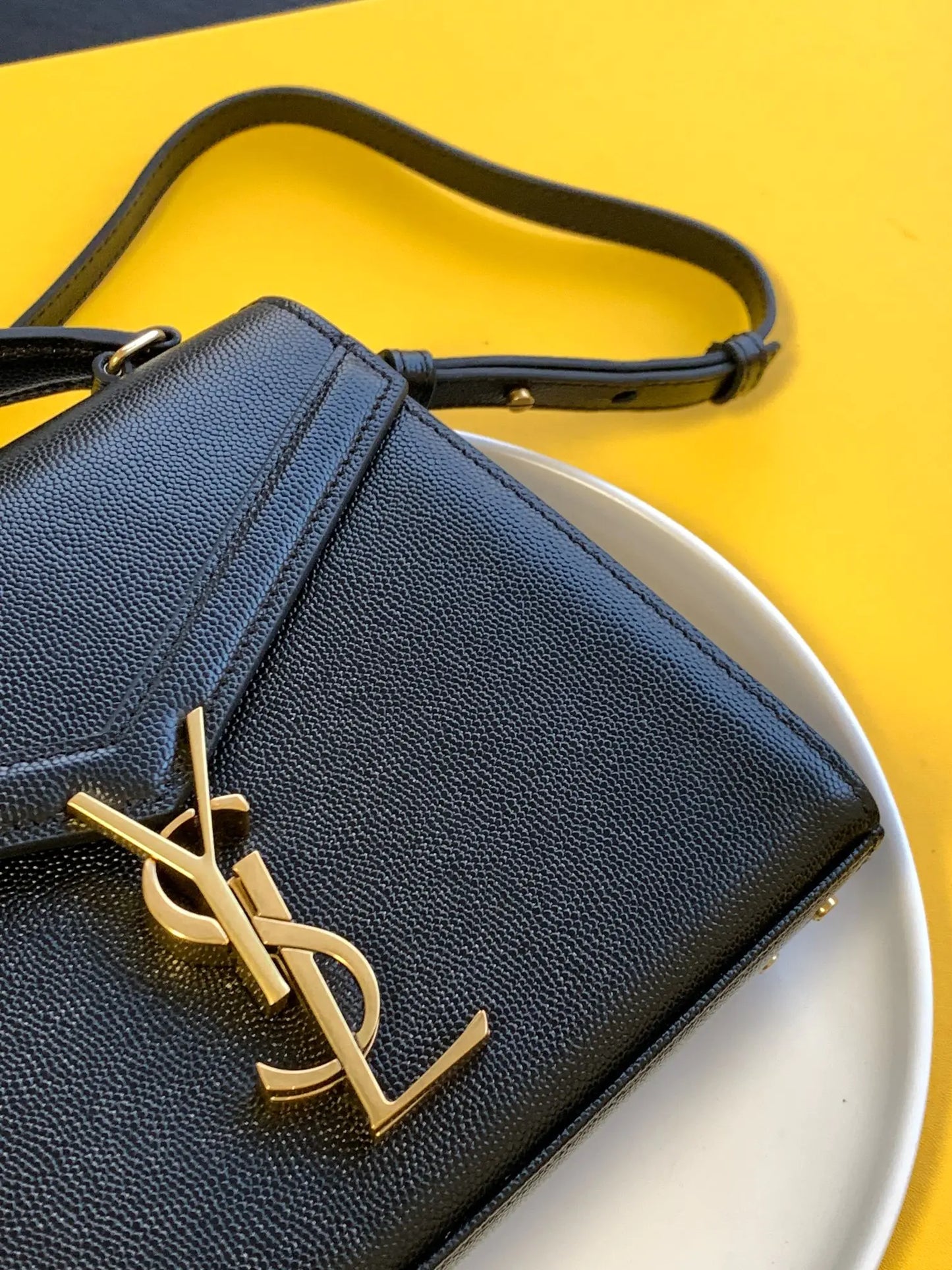 カサンドラ ミディアム トップハンドルバッグ グレイン・ド・プードル エンボスレザー