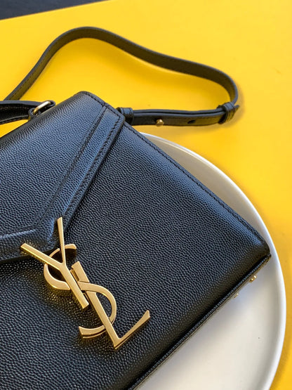 カサンドラ ミディアム トップハンドルバッグ グレイン・ド・プードル エンボスレザー