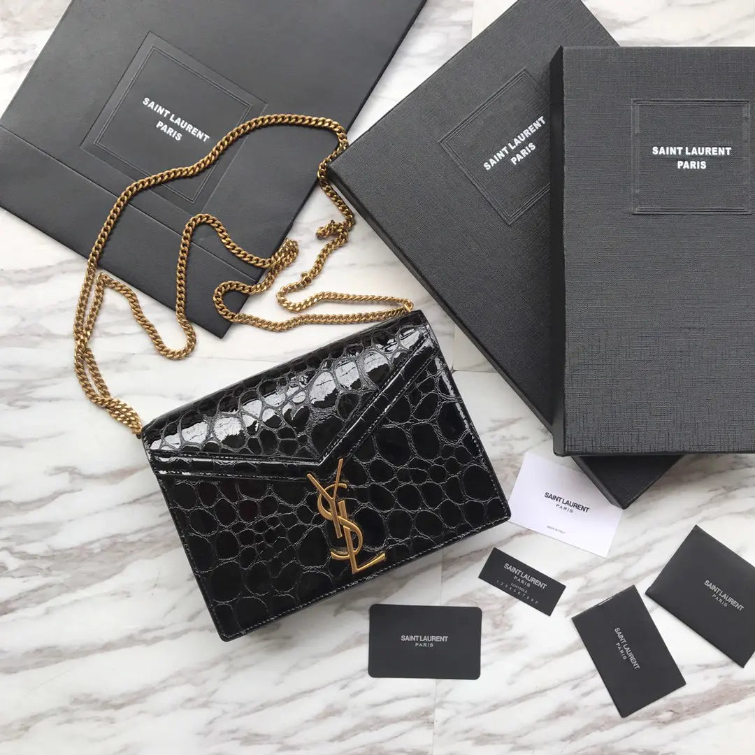 カサンドラ モノグラム クラスプバッグ（クロコダイルエンボス加工シャイニーレザー製）