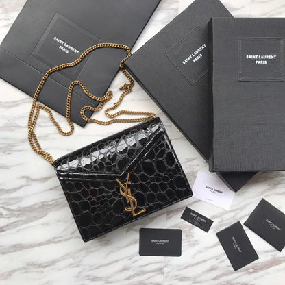 カサンドラ モノグラム クラスプバッグ（クロコダイルエンボス加工シャイニーレザー製）