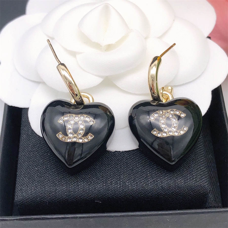 シャネルのハート型イヤリング