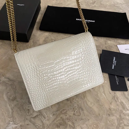 カサンドラ モノグラム クラスプバッグ（クロコダイルエンボス加工シャイニーレザー製）