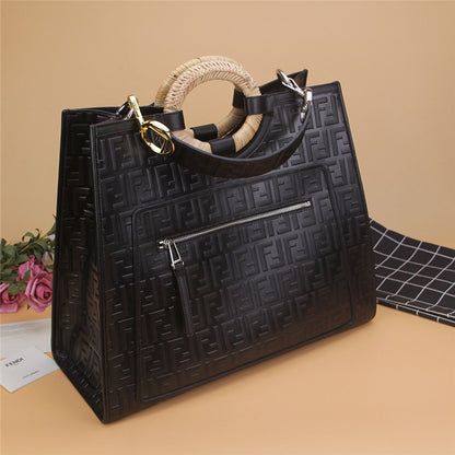 フェンディ ランナウェイ ショッピングバッグ