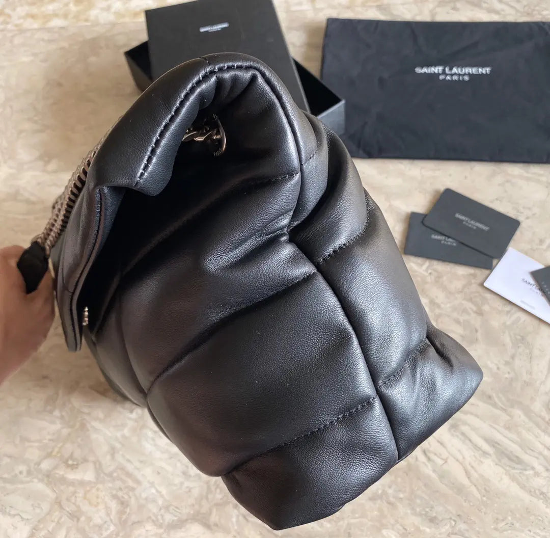 キルティングスエードのパファースモールバッグ