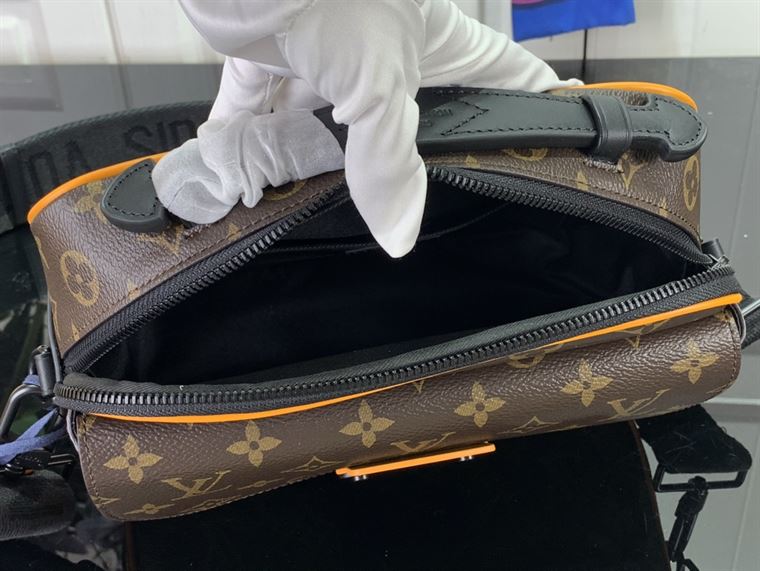 ルイ・ヴィトン Sロック メッセンジャー モノグラム マカサー – LVB056