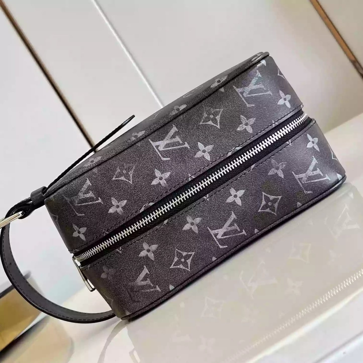 ロッカー ドップキット ブラック ブラッシュドモノグラム カウハイドレザー M11670 – LW399