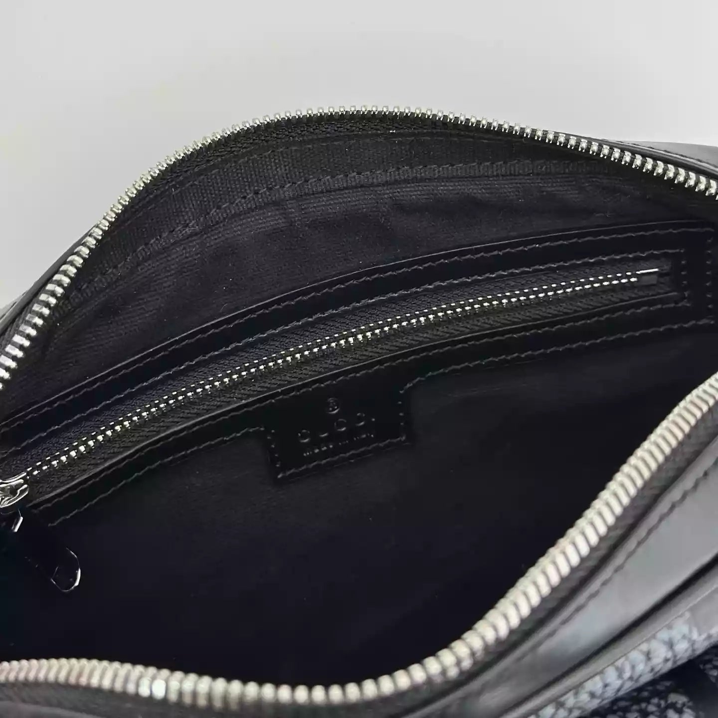 GGジャンボ スモール クロスボディバッグ（グレー＆ブラック GGレザー） – BG077