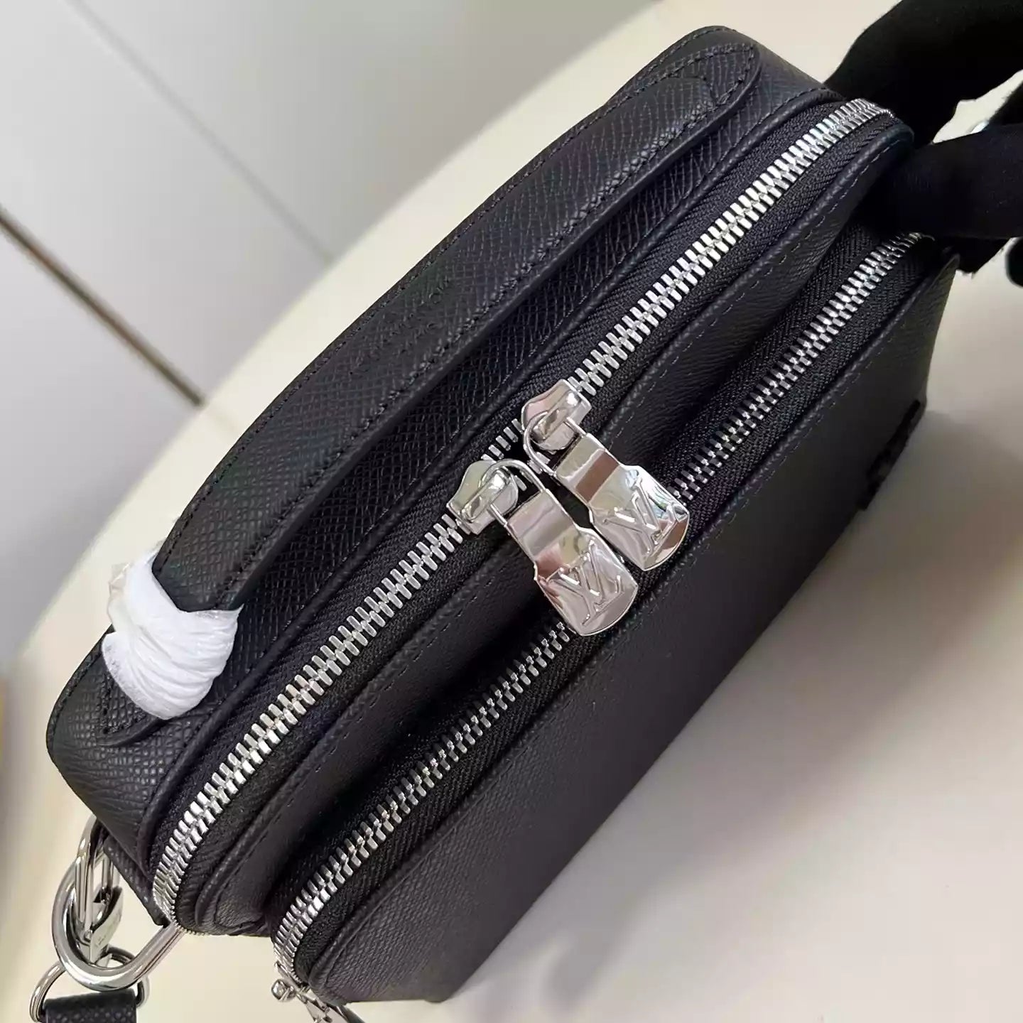 アベニュー メッセンジャーバッグ ブラック タイガ カウハイドレザー M11657 – LW429