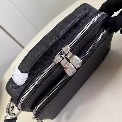 アベニュー メッセンジャーバッグ ブラック タイガ カウハイドレザー M11657 – LW429