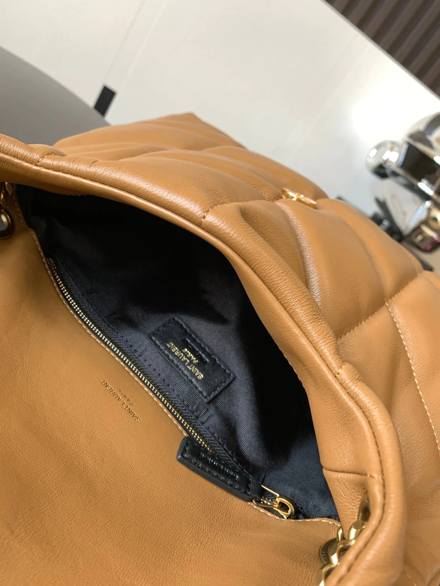 ベルベットとスムースレザーのパファー スモールチェーンバッグ