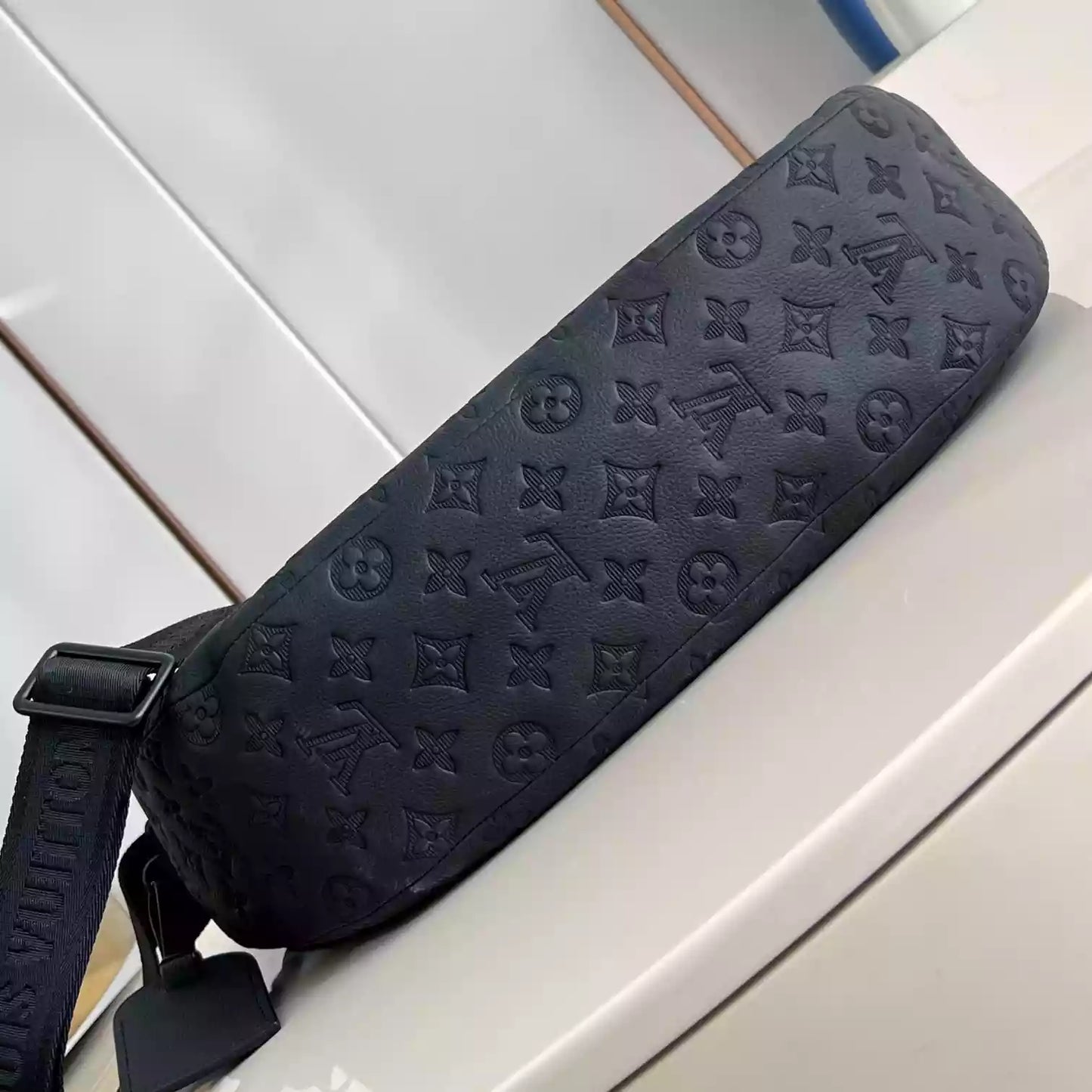 ホーボー ハマックバッグ ブラック モノグラム シャドウ M12850 – LW420