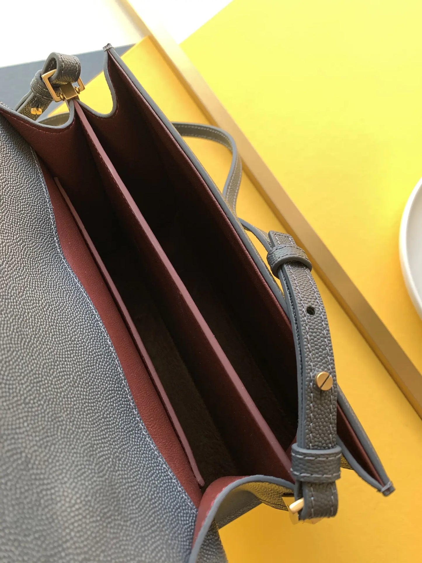 カサンドラ ミディアム トップハンドルバッグ グレイン・ド・プードル エンボスレザー