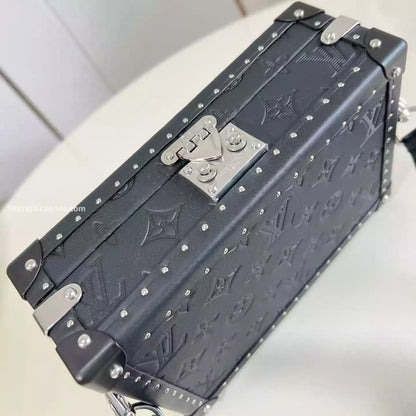 クラッチボックス ブラック モノグラム シャドウ カウハイドレザー – LW297