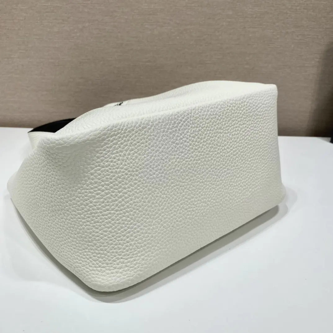 PRADA 輸入品 柔らかく繊細なカーフスキン 野菜かごトート 脇バッグ