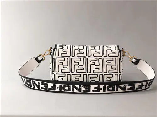 フェンディの象徴的なバゲットバッグ