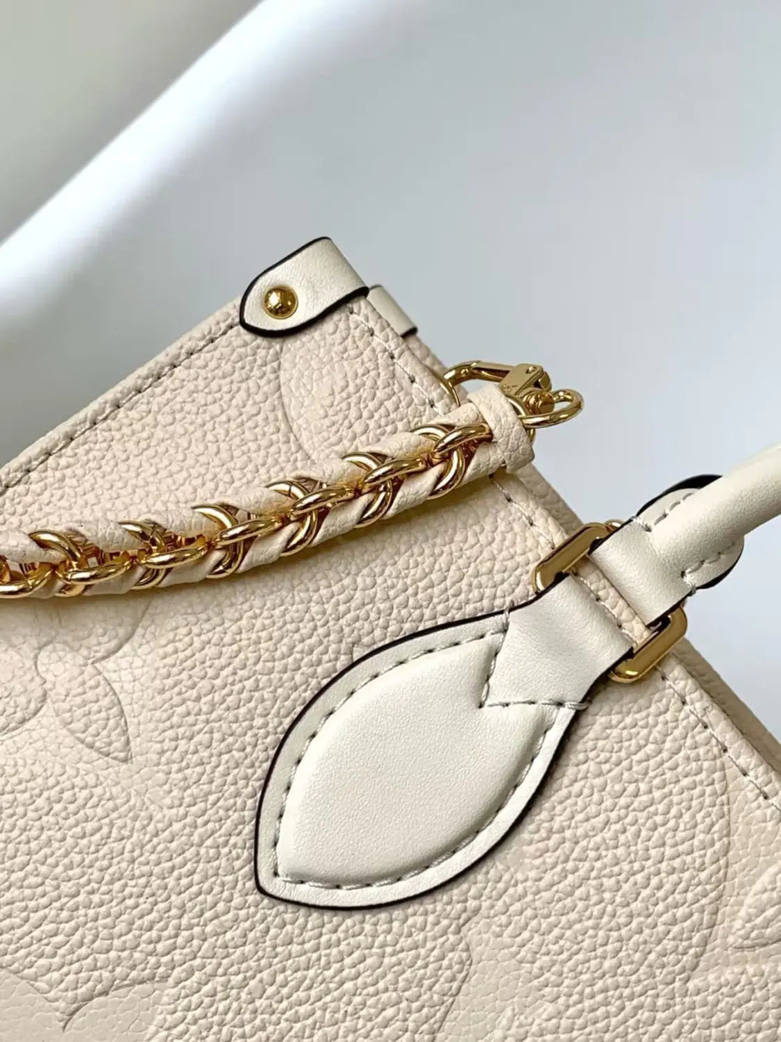 ルイ・ヴィトン M23698 オンザゴー イーストウエスト