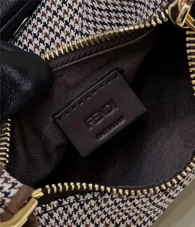 フェンディ クレセント アンダーアームバッグ