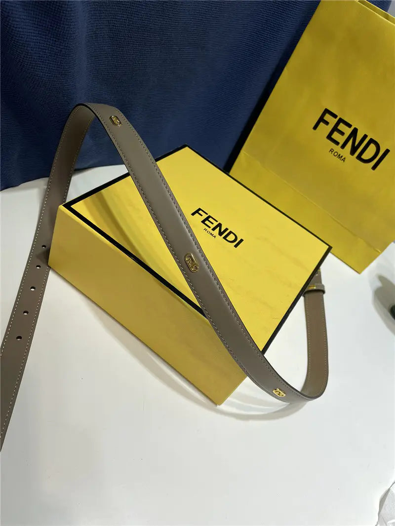 フェンディのループ付きナローベルト