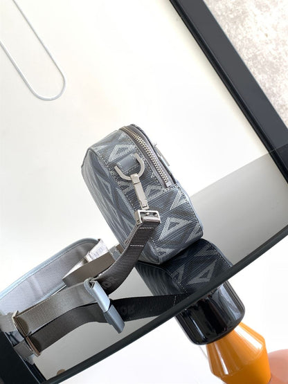 ディオール サファリバッグ ストラップ付き グレー CD ダイヤモンド キャンバス – DIO051