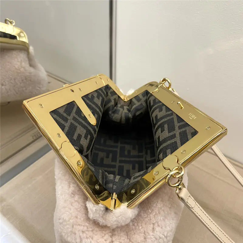 フェンディ ラムウール ファーストバッグ