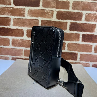 グッチ GGエンボス加工 スリングバックパック ブラックレザー – BG018