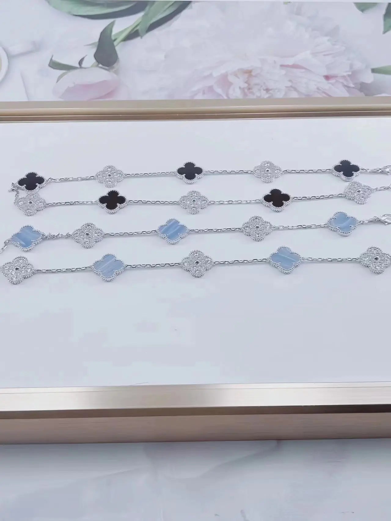 ヴァン クリーフ＆アーペルの四つ葉のクローバーネックレス