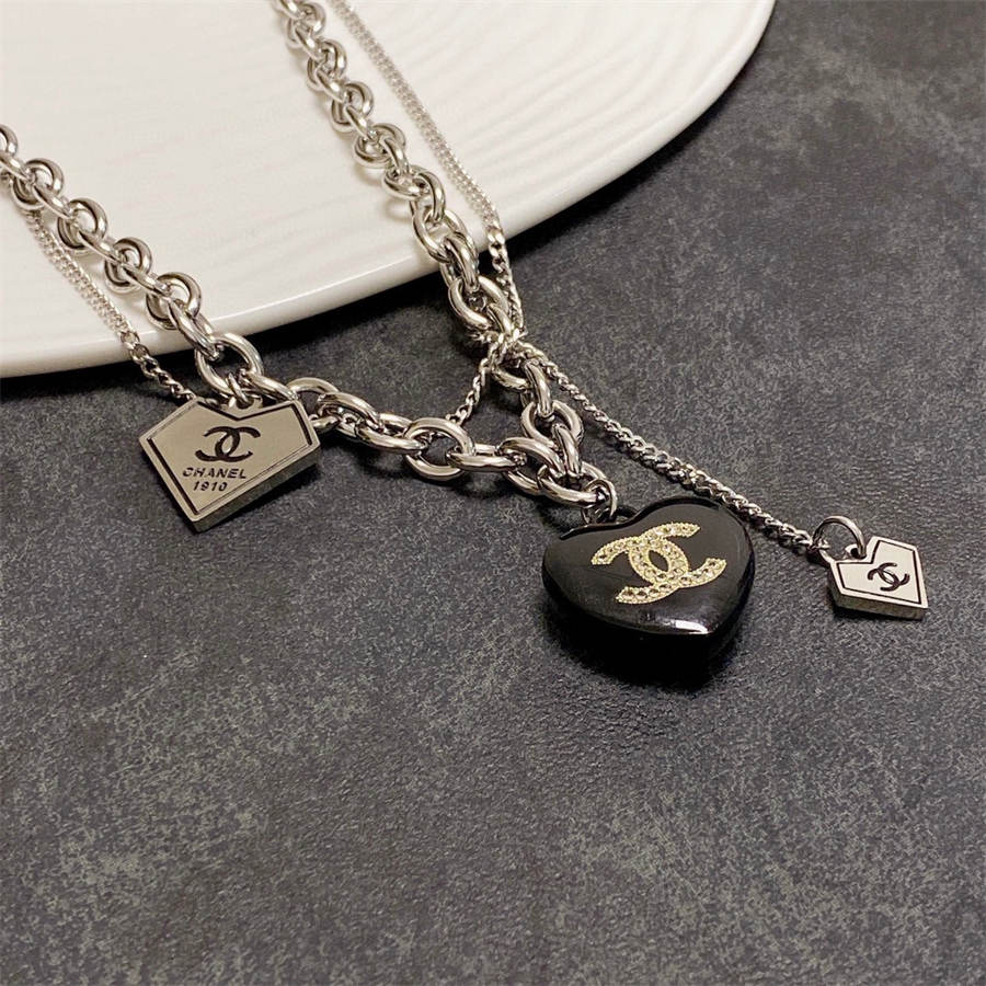 シャネルのダブルCラブペンダントの太いネックレス