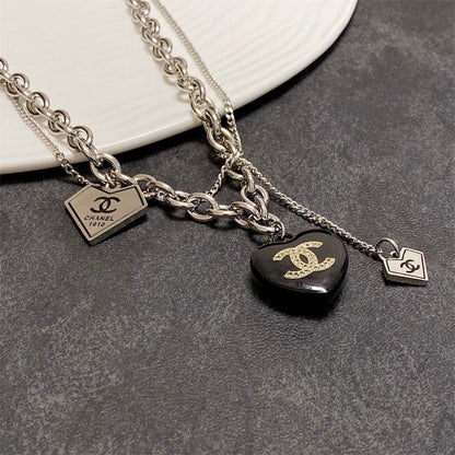 シャネルのダブルCラブペンダントの太いネックレス
